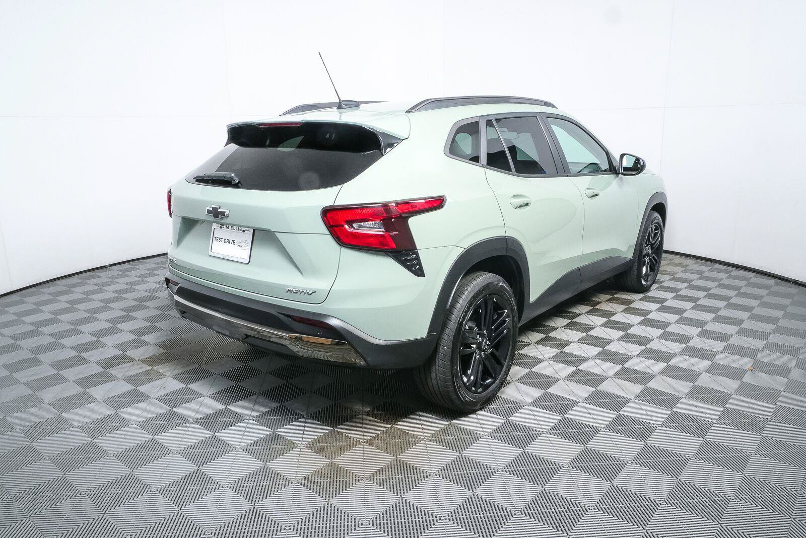 Used 2024 Chevrolet Trax ACTIV w/ Sunroof Package FWD image 3