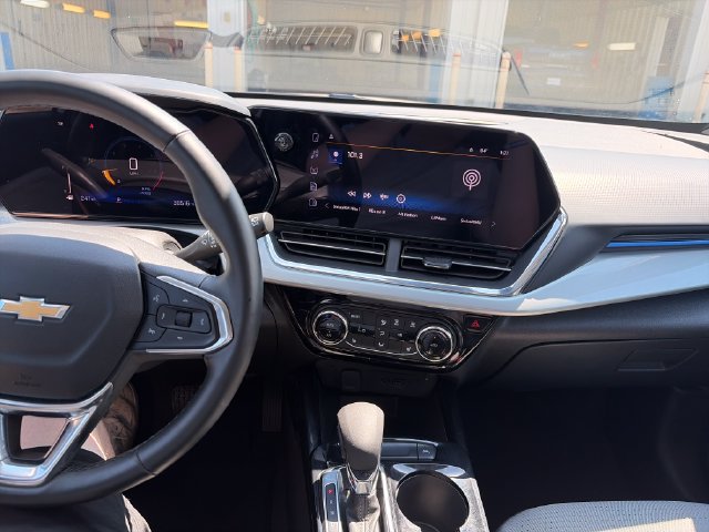 Used 2025 Chevrolet Trax LT w/ LT Convenience Package FWD image 18