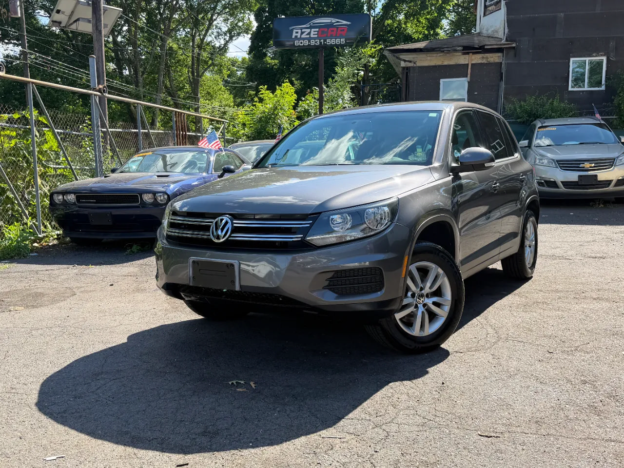 Used 2012 Volkswagen Tiguan LE FWD image 2
