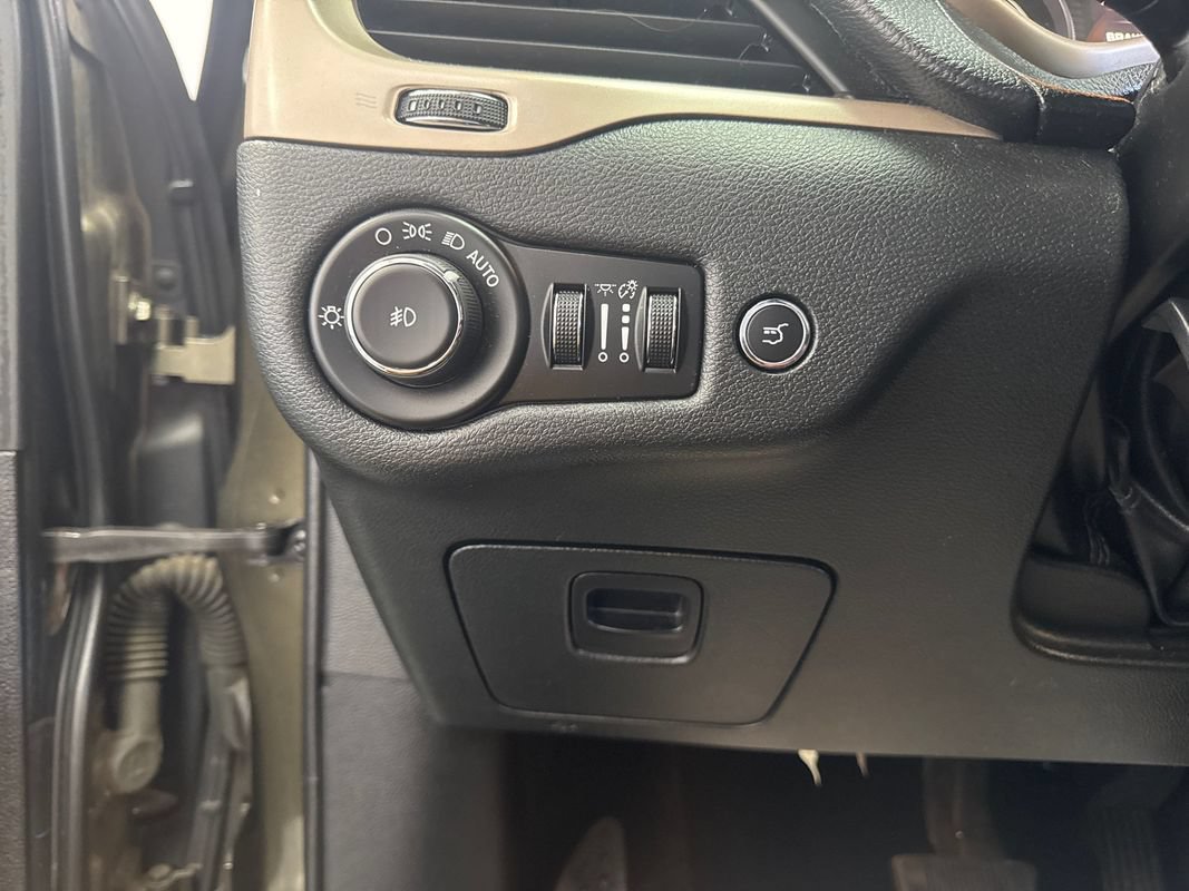 Used 2015 Jeep Cherokee Latitude w/ Comfort/Convenience Group AWD/4WD image 11