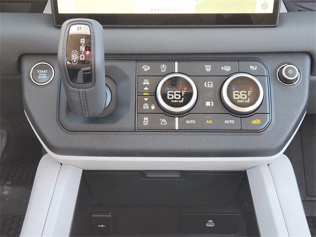 Used 2025 Land Rover Defender 130 X-Dynamic SE image 18