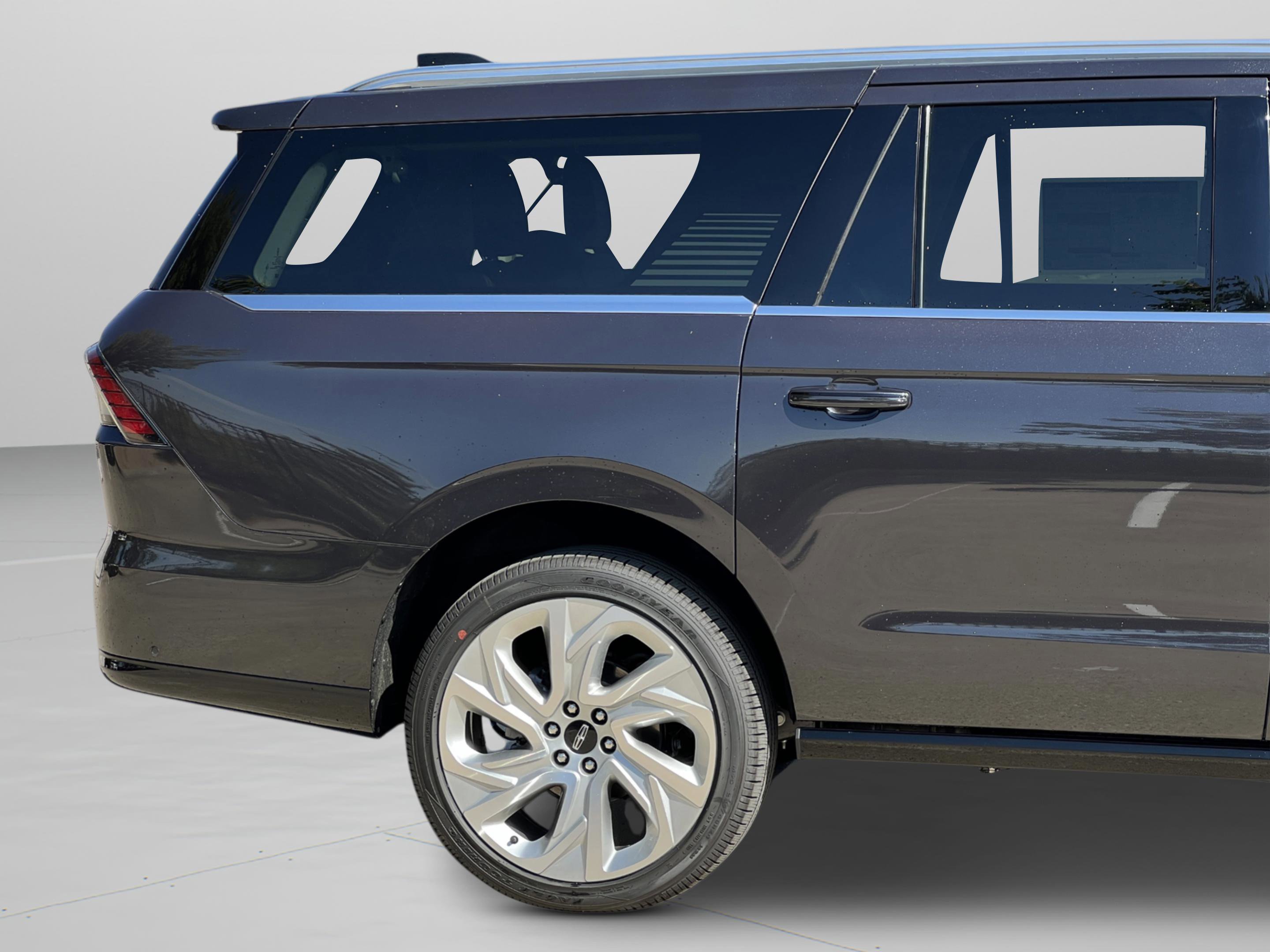New 2025 Lincoln Navigator L Reserve AWD/4WD image 12