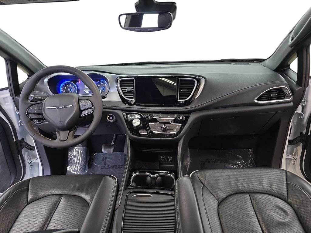 Certified 2025 Chrysler Pacifica Limited FWD image 9