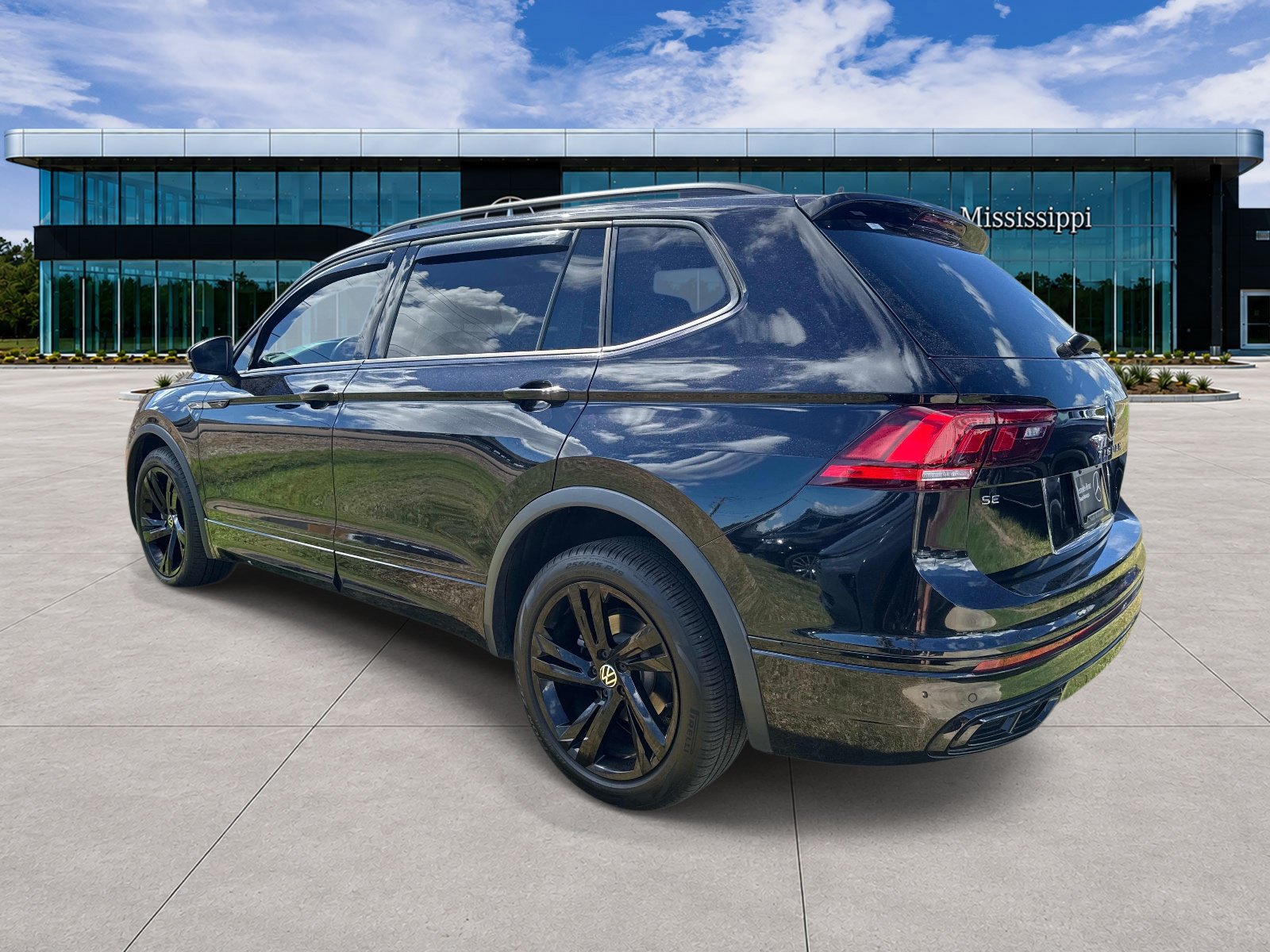 Used 2024 Volkswagen Tiguan SE R-Line w/ MDO Package, Three-Row FWD image 8