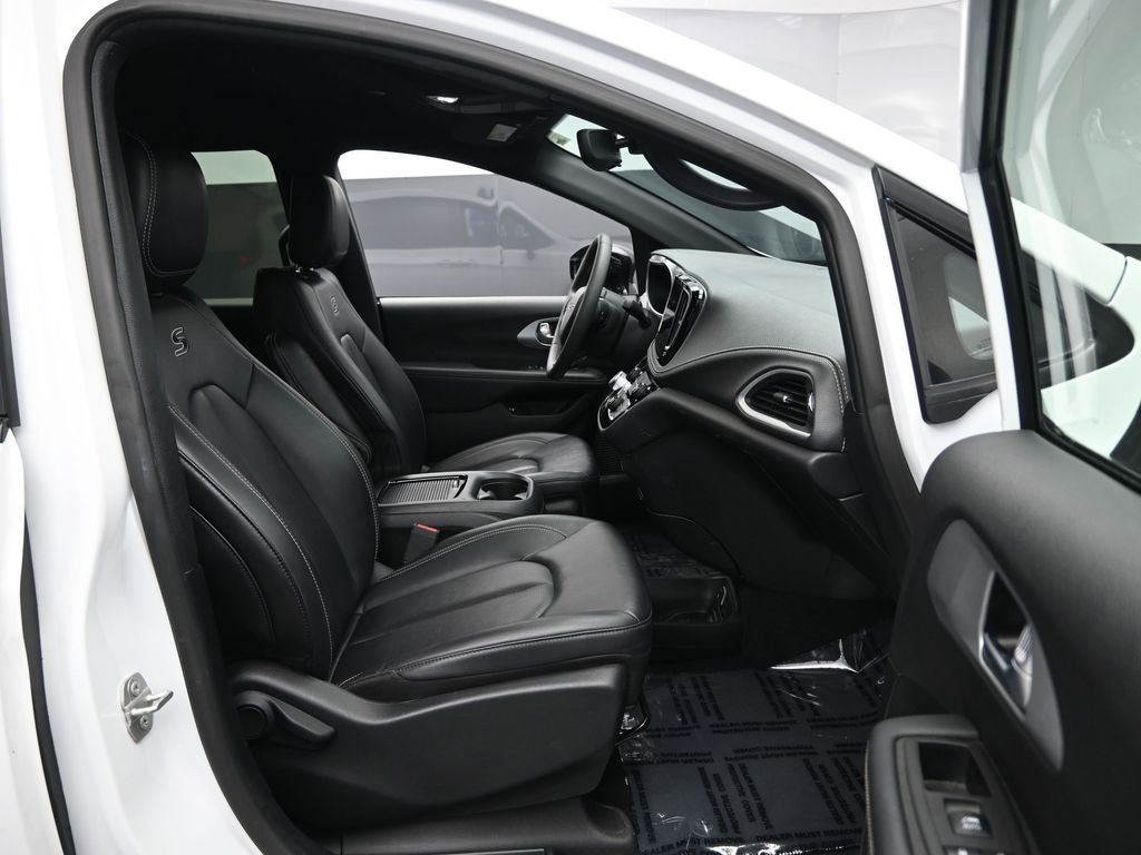 Used 2024 Chrysler Pacifica Select image 31