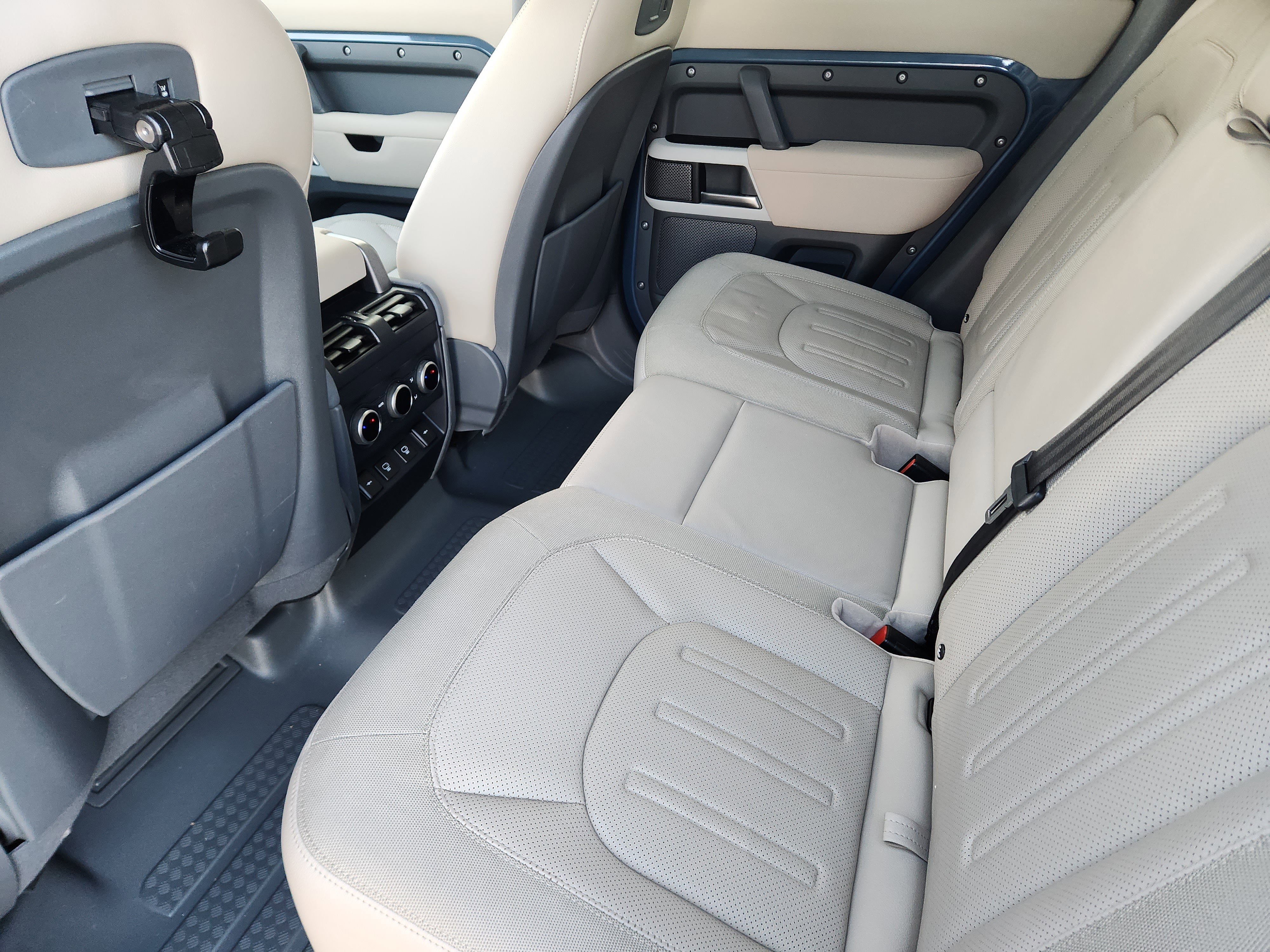 Used 2021 Land Rover Defender 110 SE image 32