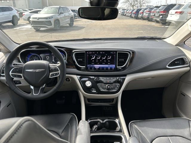 Used 2022 Chrysler Pacifica Limited w/ Uconnect Theater Family Group AWD/4WD image 9