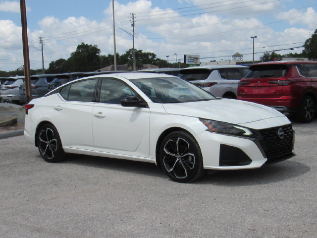 Used 2024 Nissan Altima 2.5 SR FWD image 2
