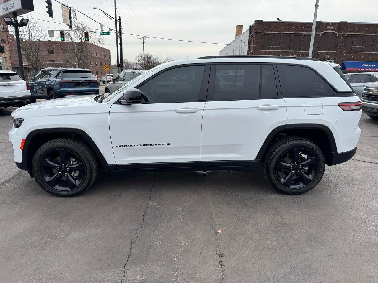 Used 2024 Jeep Grand Cherokee Altitude image 8