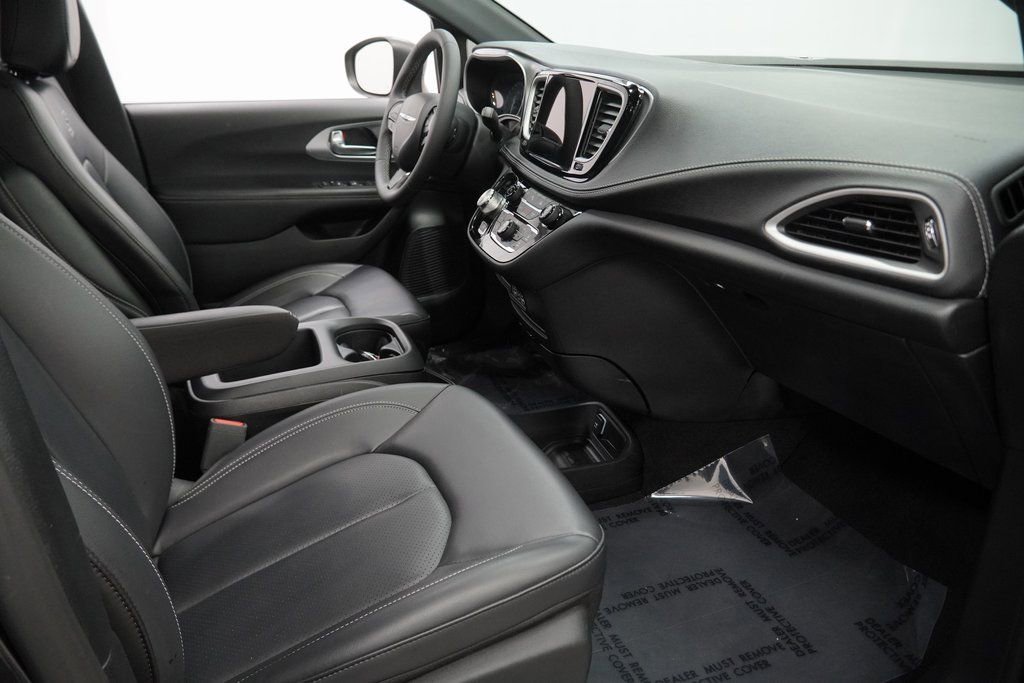 Used 2023 Chrysler Pacifica Touring-L w/ S Appearance Package image 45