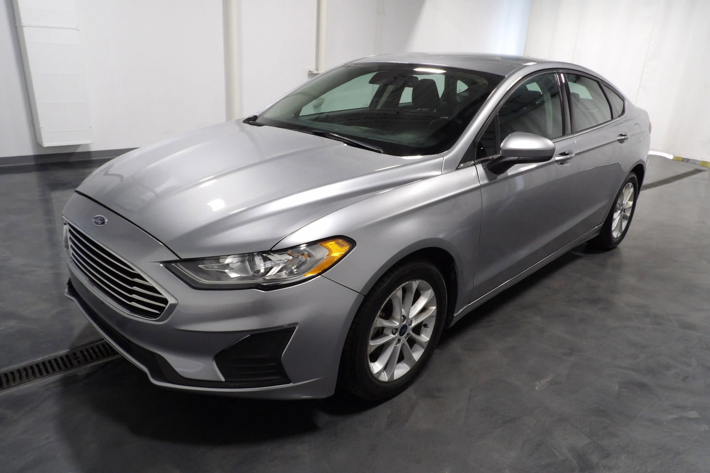 Used 2020 Ford Fusion SE image 3