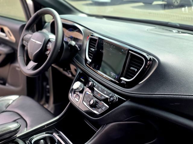 Used 2022 Chrysler Pacifica Limited w/ S Appearance Package FWD image 19