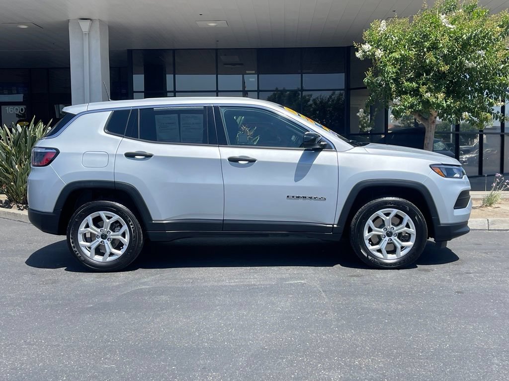 Used 2025 Jeep Compass Sport AWD/4WD image 4