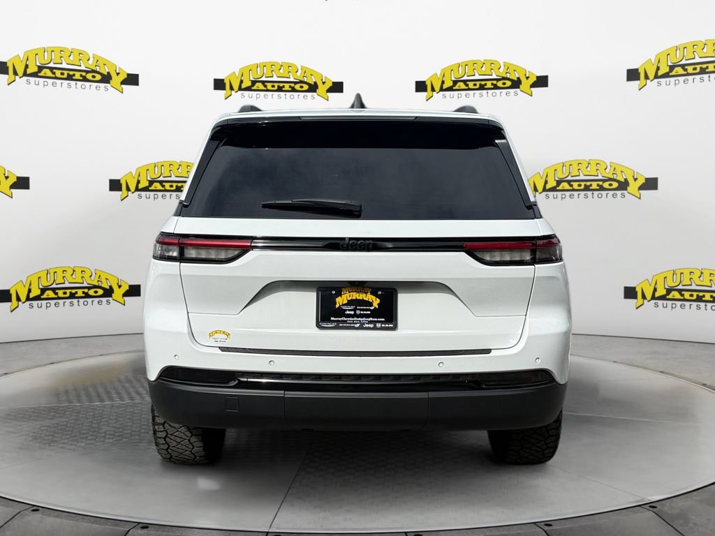Used 2025 Jeep Grand Cherokee Altitude RWD image 4