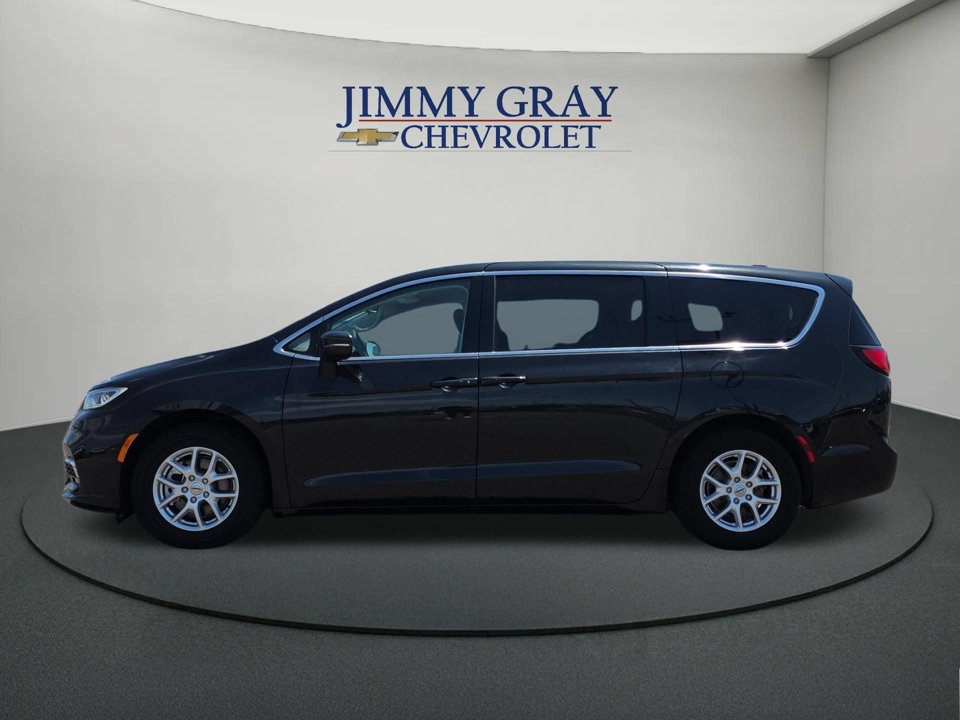 Used 2023 Chrysler Pacifica Touring-L FWD image 2