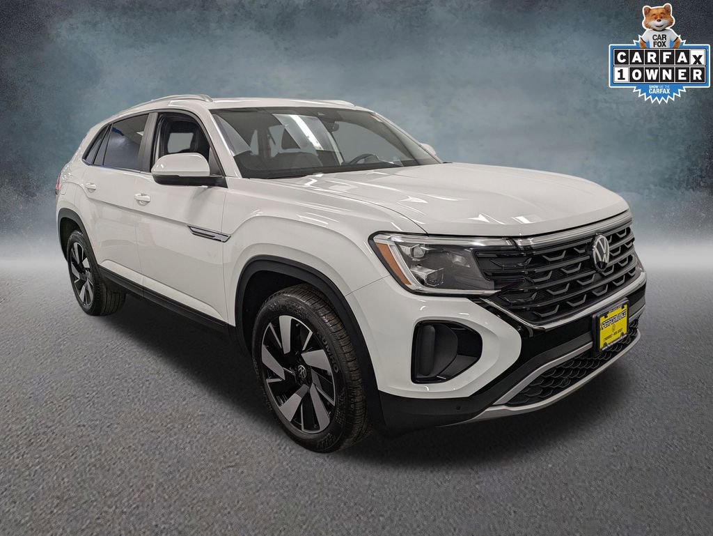 Used 2025 Volkswagen Atlas Cross Sport SE w/ Panoramic Sunroof Package FWD image 3