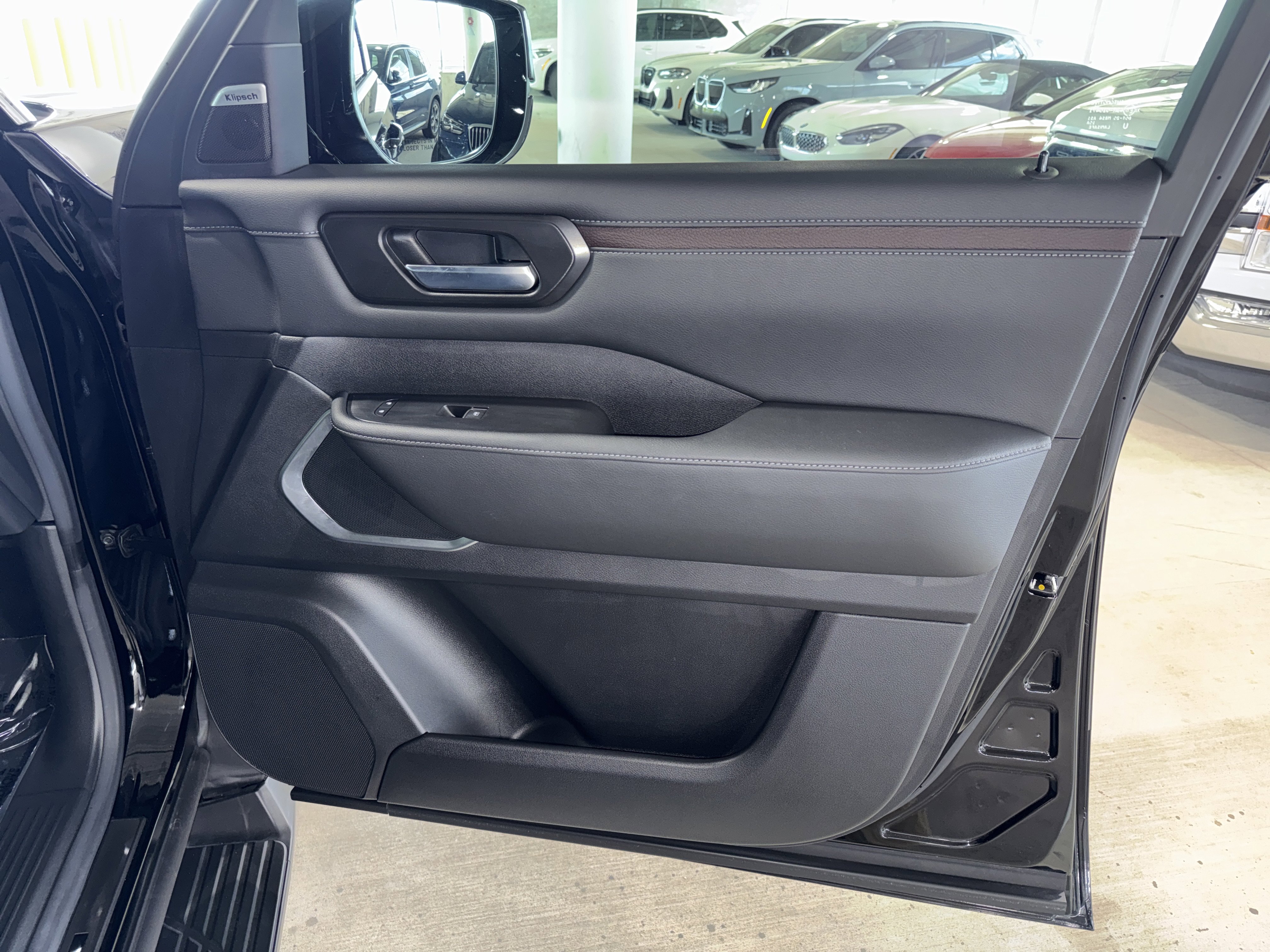 Used 2025 Nissan Armada Platinum image 9