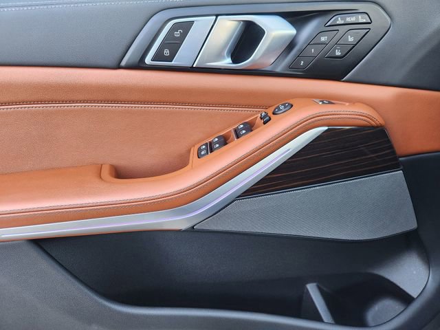 Used 2026 BMW X7 M60i w/ Executive Package image 22