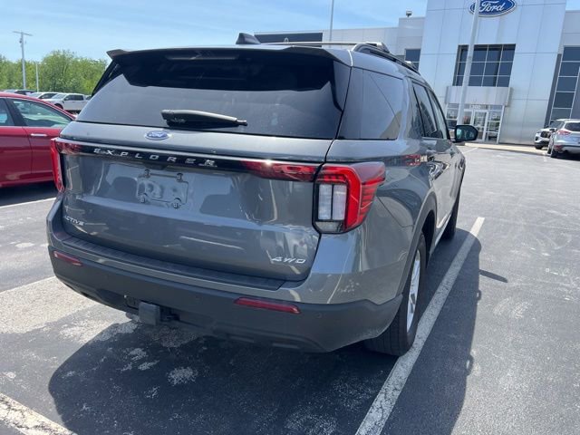 Used 2025 Ford Explorer Active AWD/4WD image 11