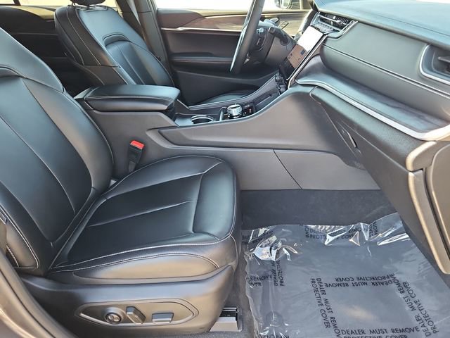 Used 2025 Jeep Grand Cherokee Limited image 19