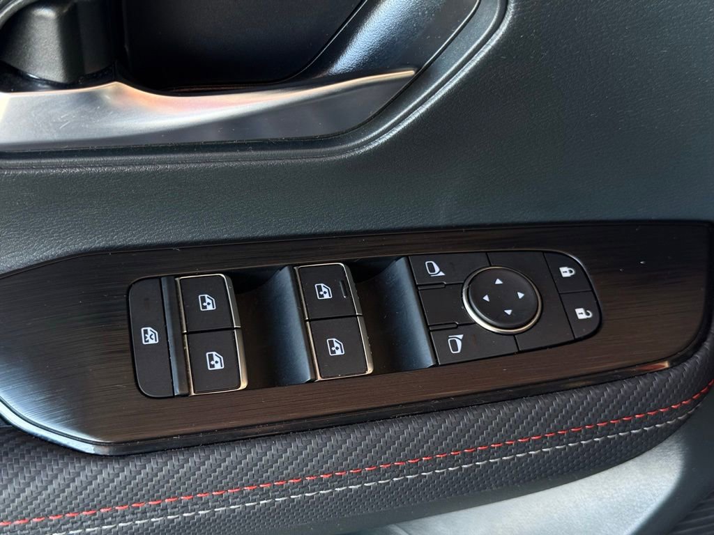 Used 2025 Nissan Kicks SR image 21