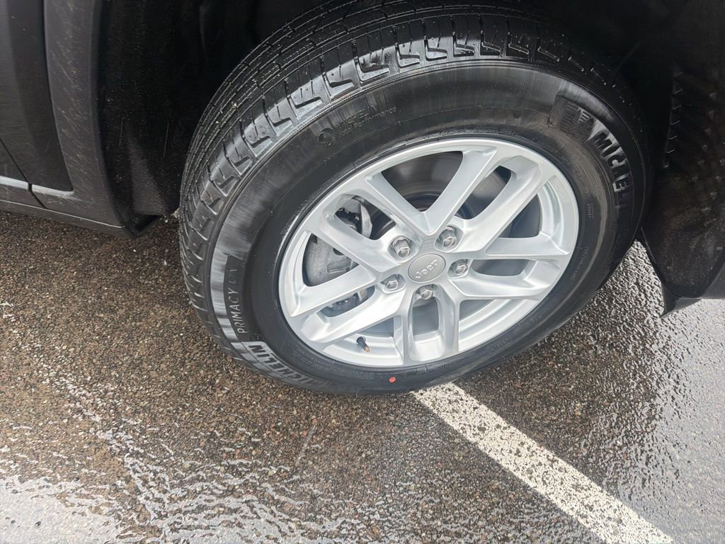 Used 2023 Jeep Grand Cherokee L Laredo image 9