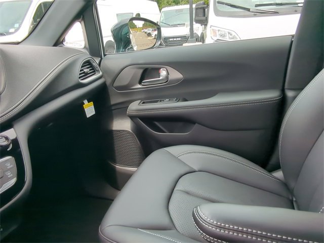New 2026 Chrysler Pacifica Select image 11