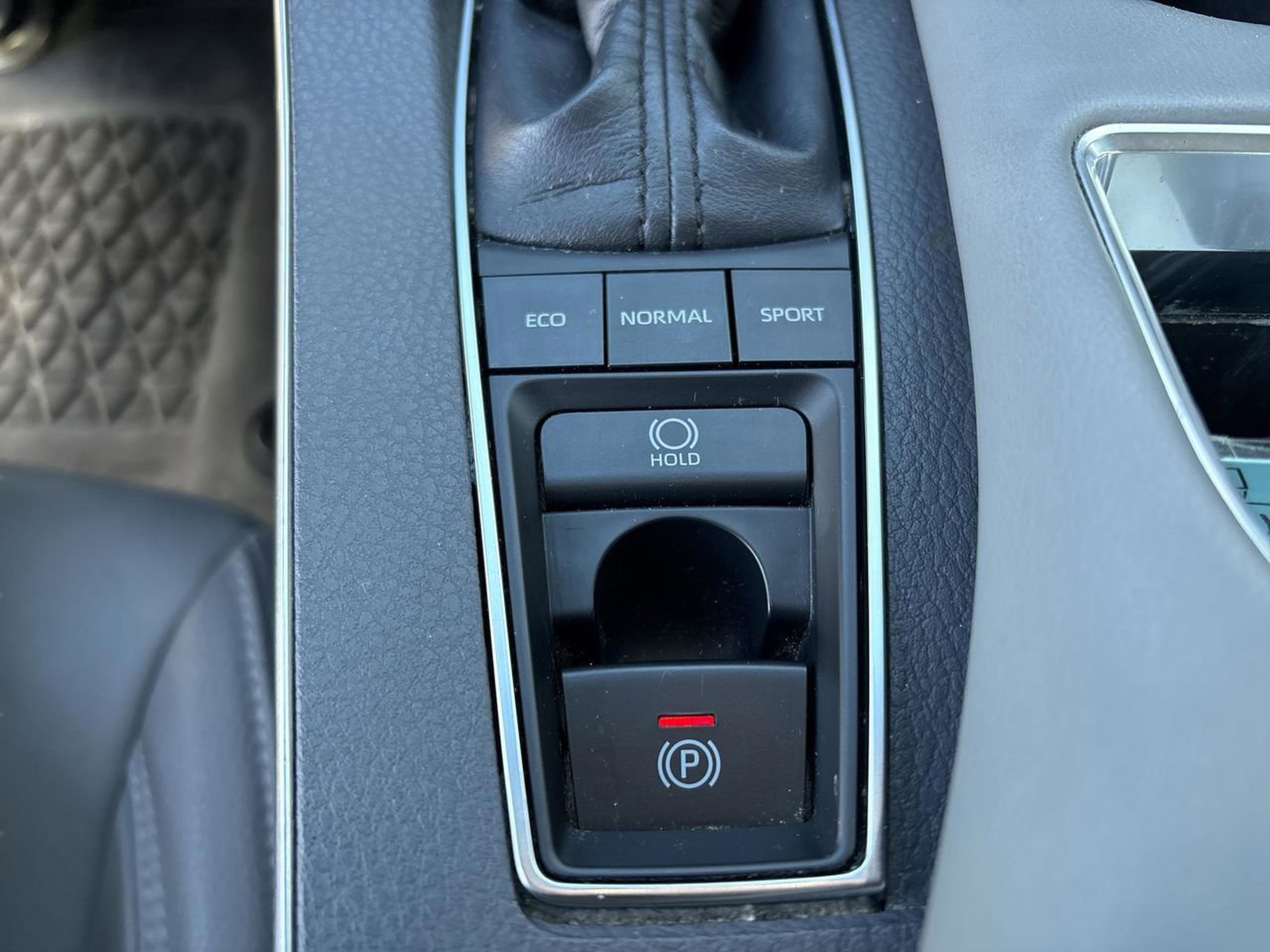 Used 2020 Toyota Avalon XLE w/ Moonroof Package image 30