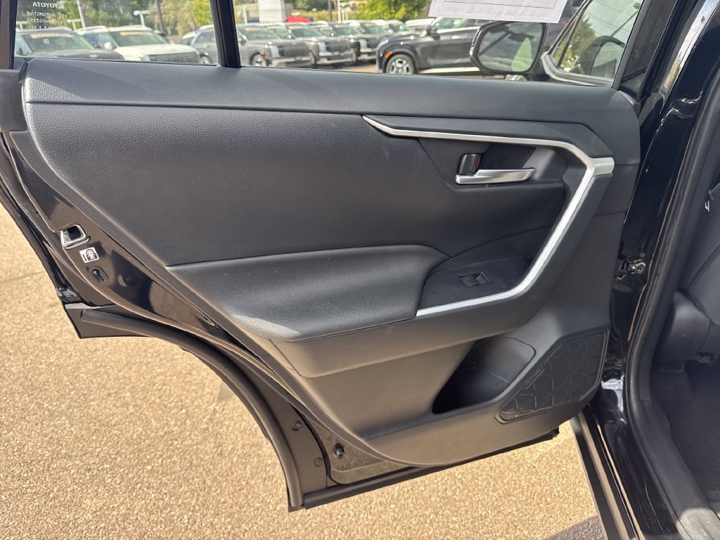 Used 2019 Toyota RAV4 XLE w/ Convenience Package AWD/4WD image 11