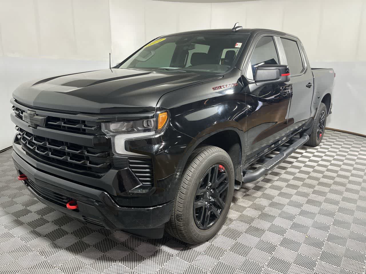 Used 2024 Chevrolet Silverado 1500 RST w/ Redline Edition AWD/4WD image 4
