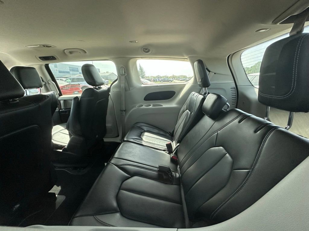 Used 2024 Chrysler Pacifica Select image 10