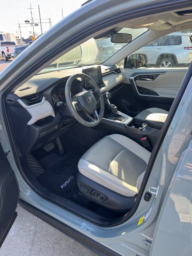 Used 2020 Toyota RAV4 XLE Premium image 8