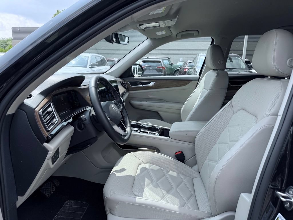 Used 2025 Volkswagen Atlas SE AWD/4WD image 16