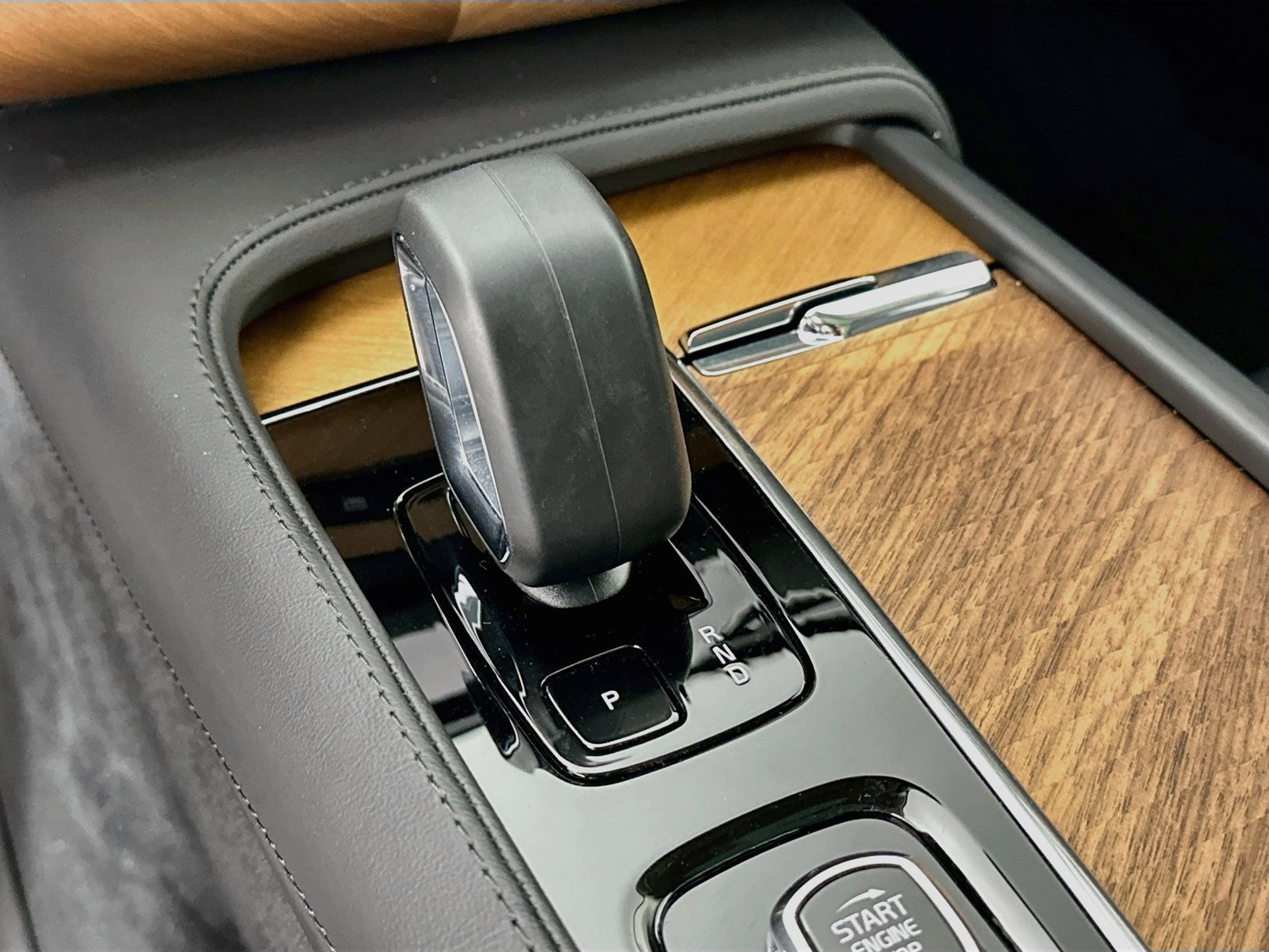 Certified 2025 Volvo XC90 B6 Plus AWD/4WD image 27