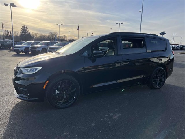 Used 2025 Chrysler Pacifica Limited image 3