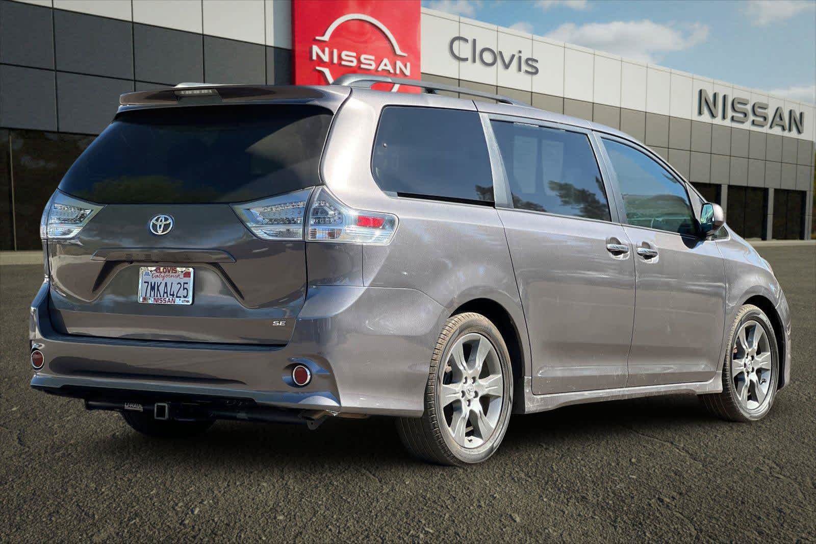 Used 2015 Toyota Sienna SE w/ SE Preferred Package FWD image 3
