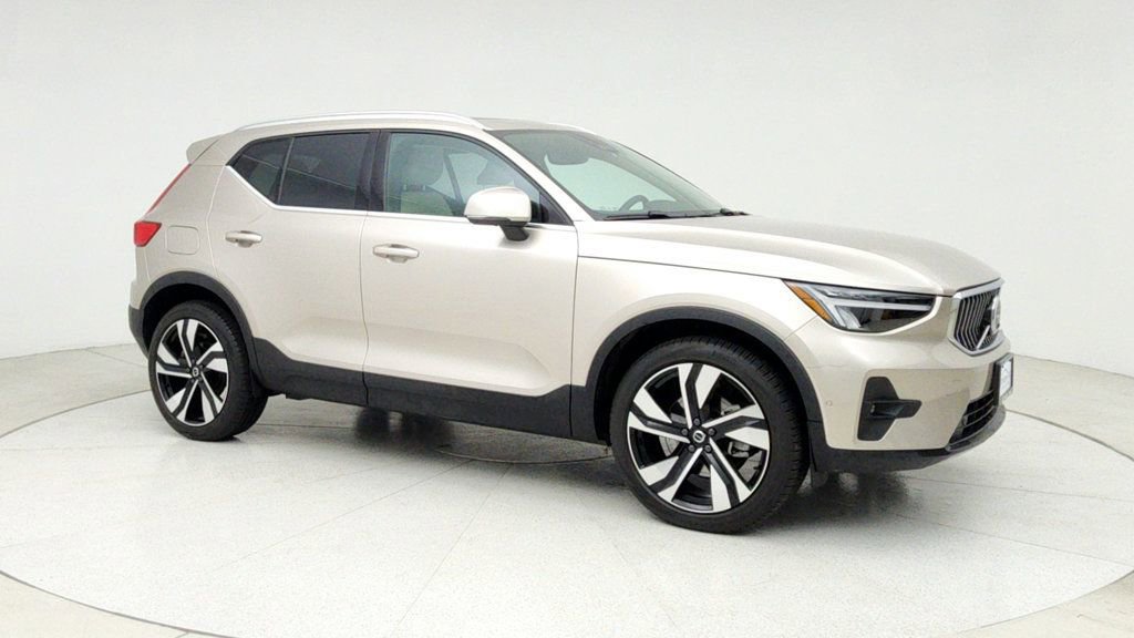 Used 2023 Volvo XC40 B5 Plus w/ Driver Assist Package image 3