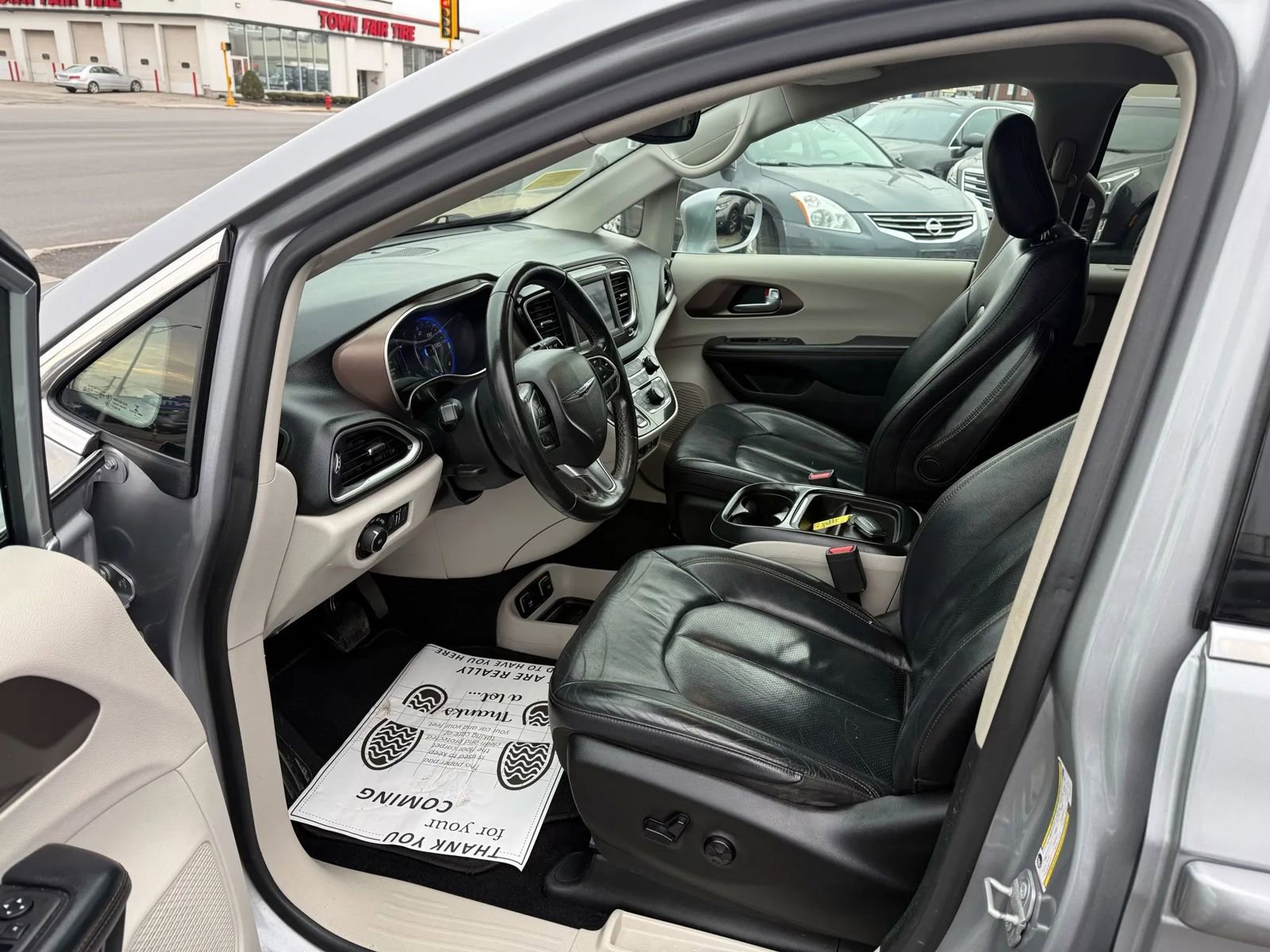 Used 2018 Chrysler Pacifica Touring-L image 10