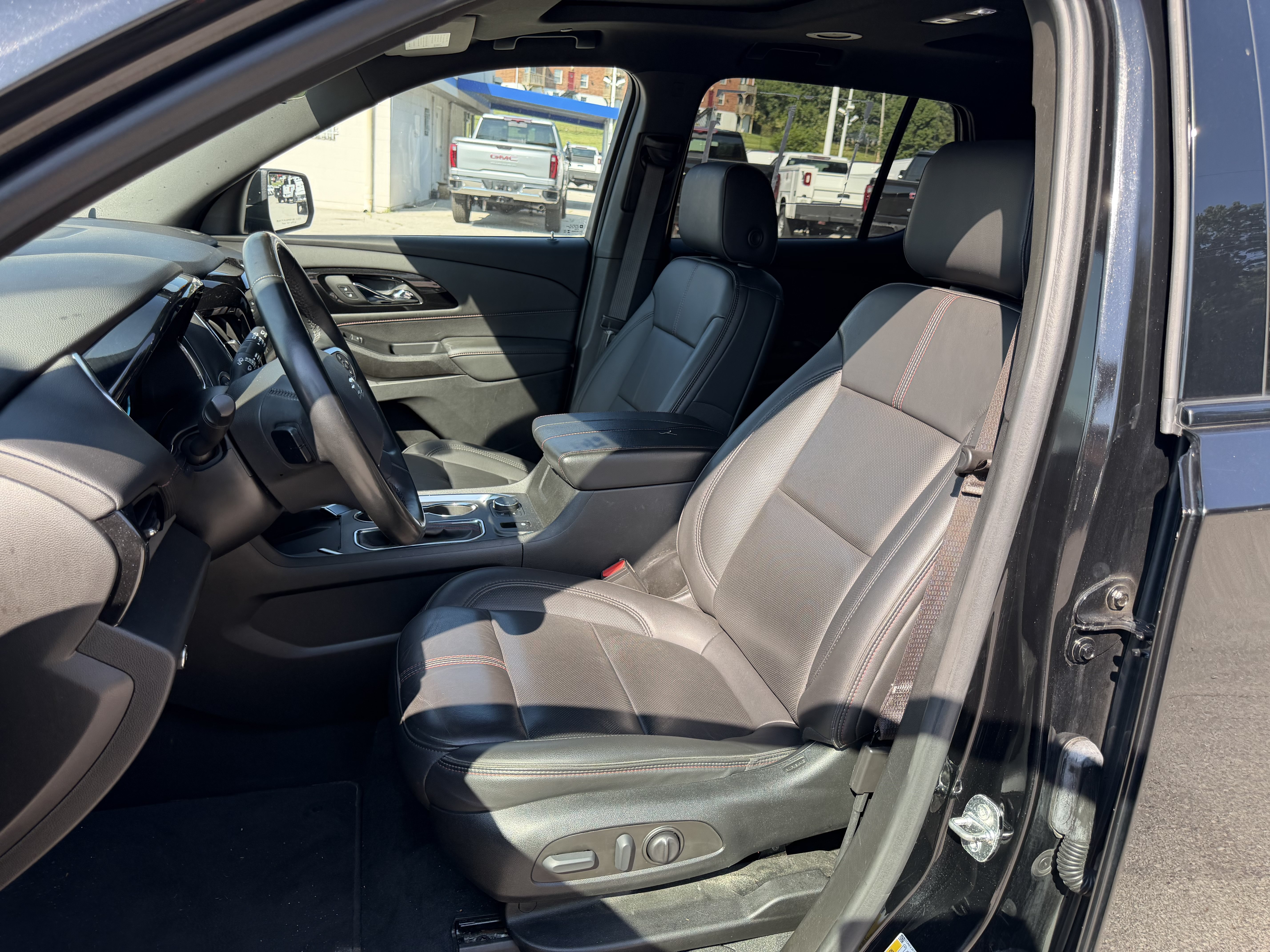 Used 2023 Chevrolet Traverse RS AWD/4WD image 13