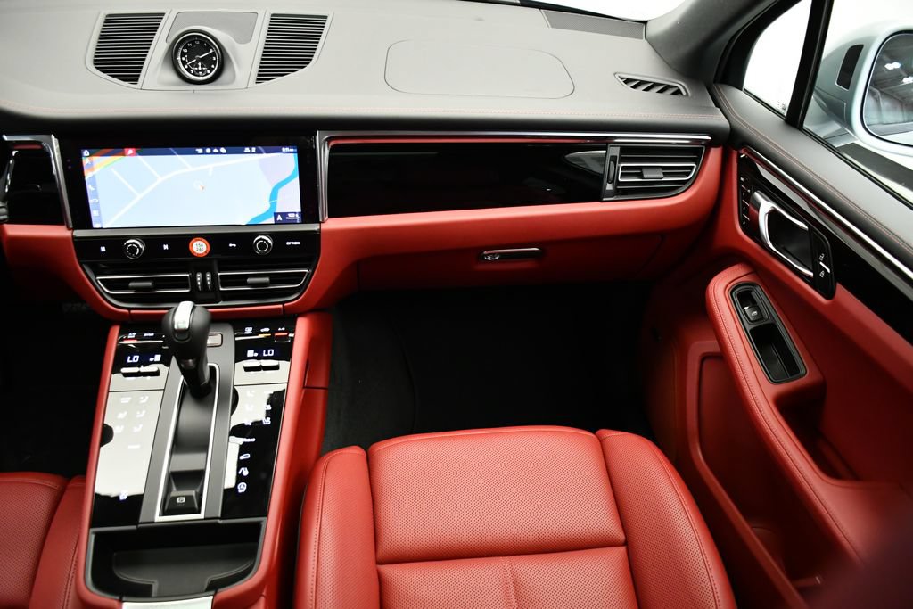 Certified 2026 Porsche Macan AWD/4WD image 24