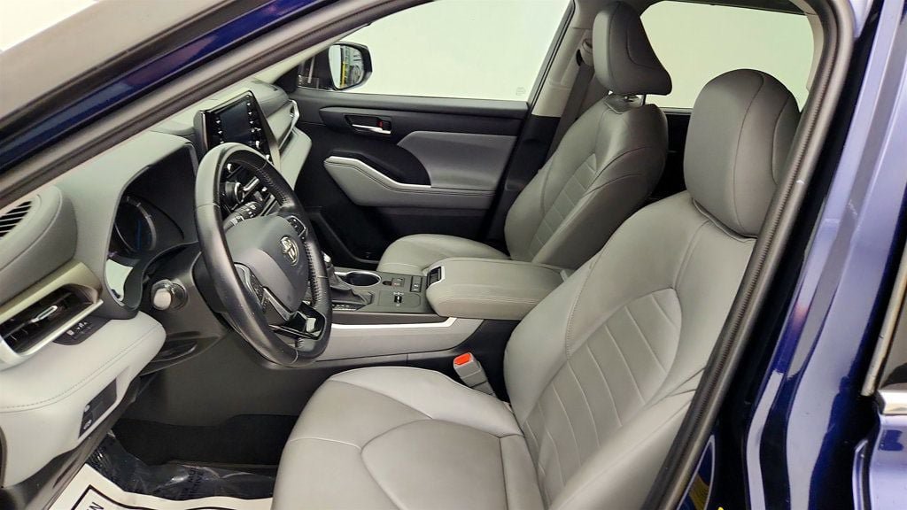 Used 2020 Toyota Highlander XLE FWD image 19