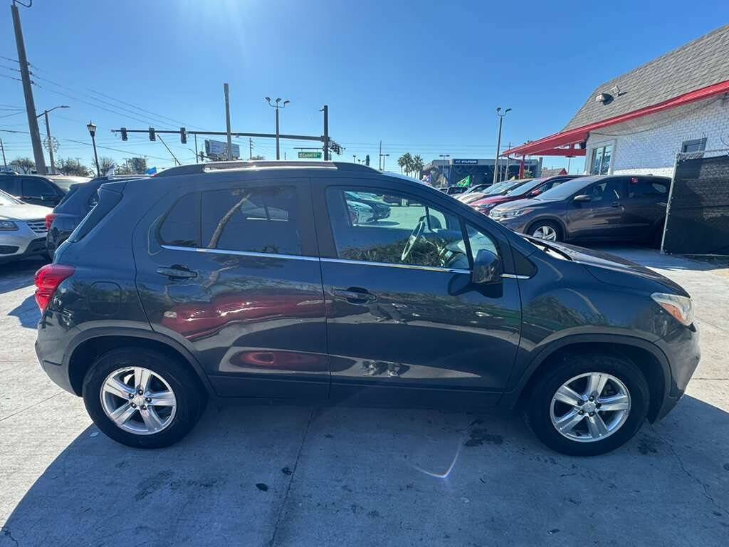Used 2017 Chevrolet Trax LT FWD image 2