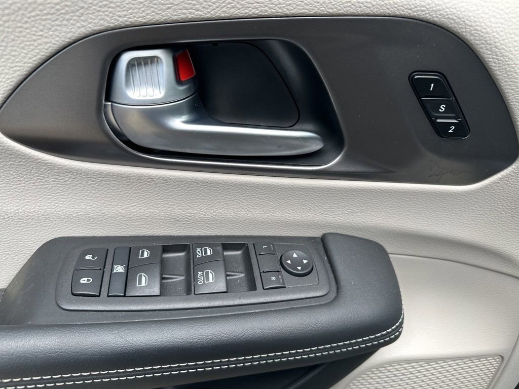 Used 2024 Chrysler Pacifica Touring-L image 17