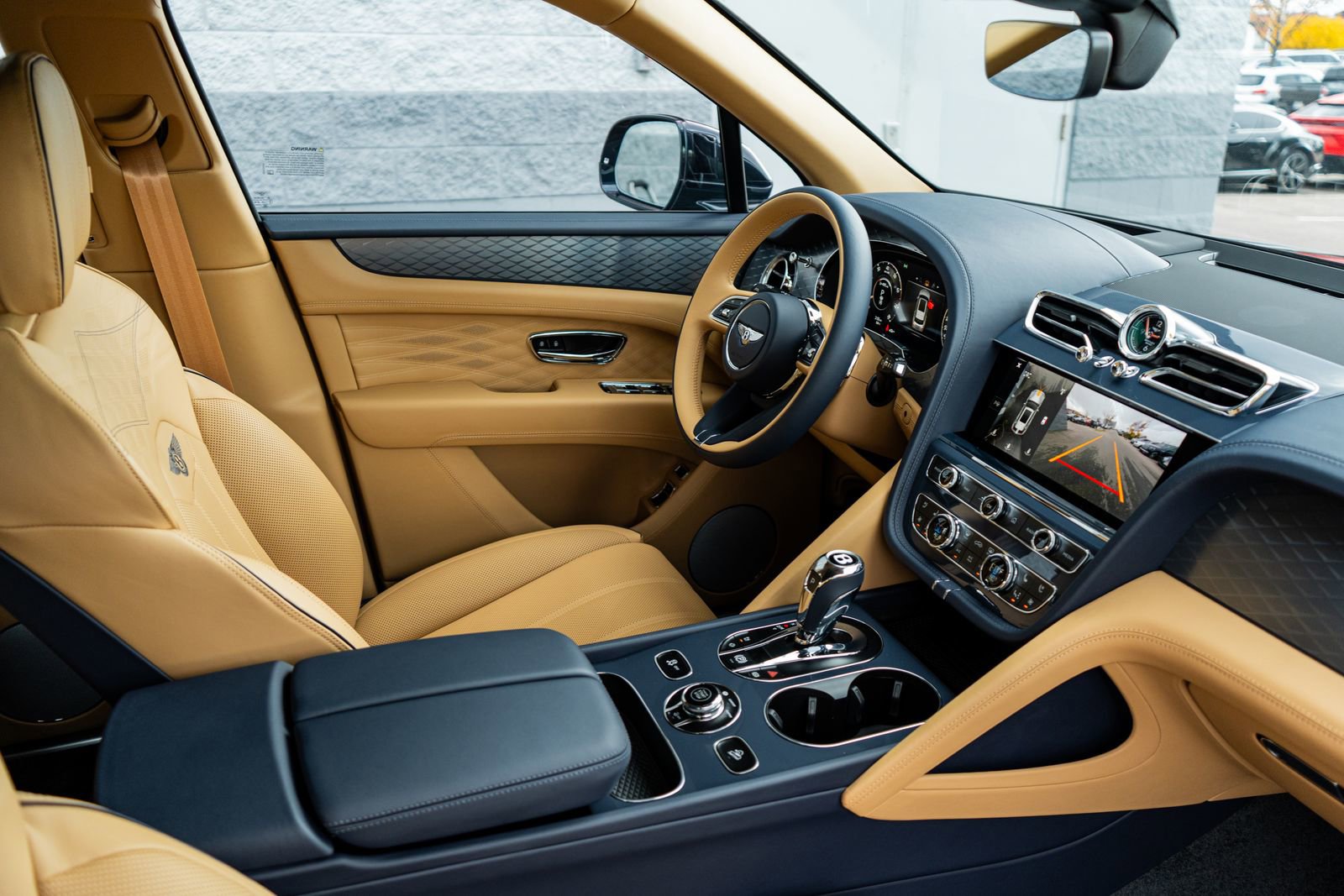 Used 2025 Bentley Bentayga image 2