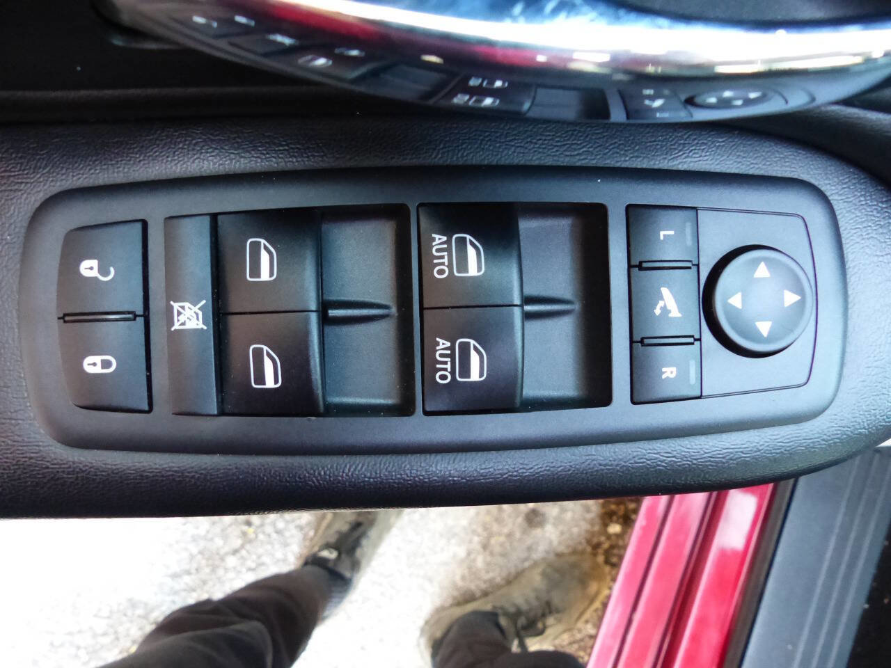 Used 2014 Chrysler Town & Country Touring image 19