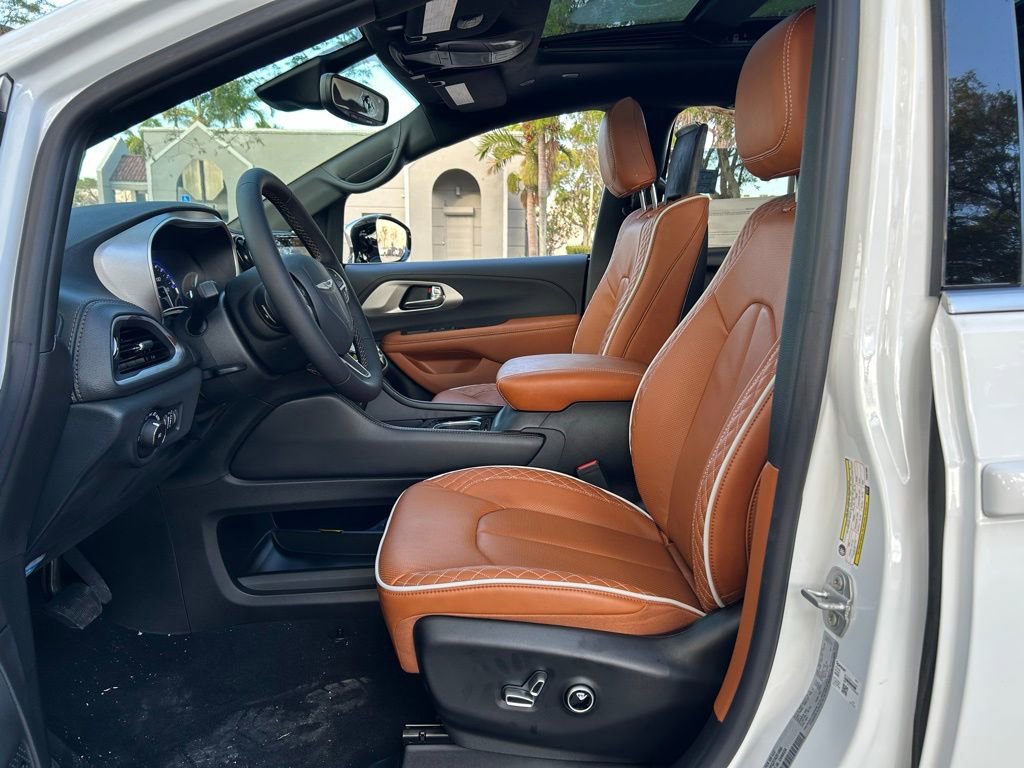 New 2026 Chrysler Pacifica Pinnacle image 16