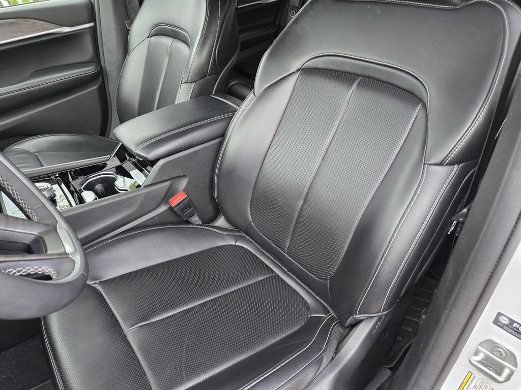 Used 2023 Jeep Grand Cherokee Limited w/ Luxury Tech Group II AWD/4WD image 14