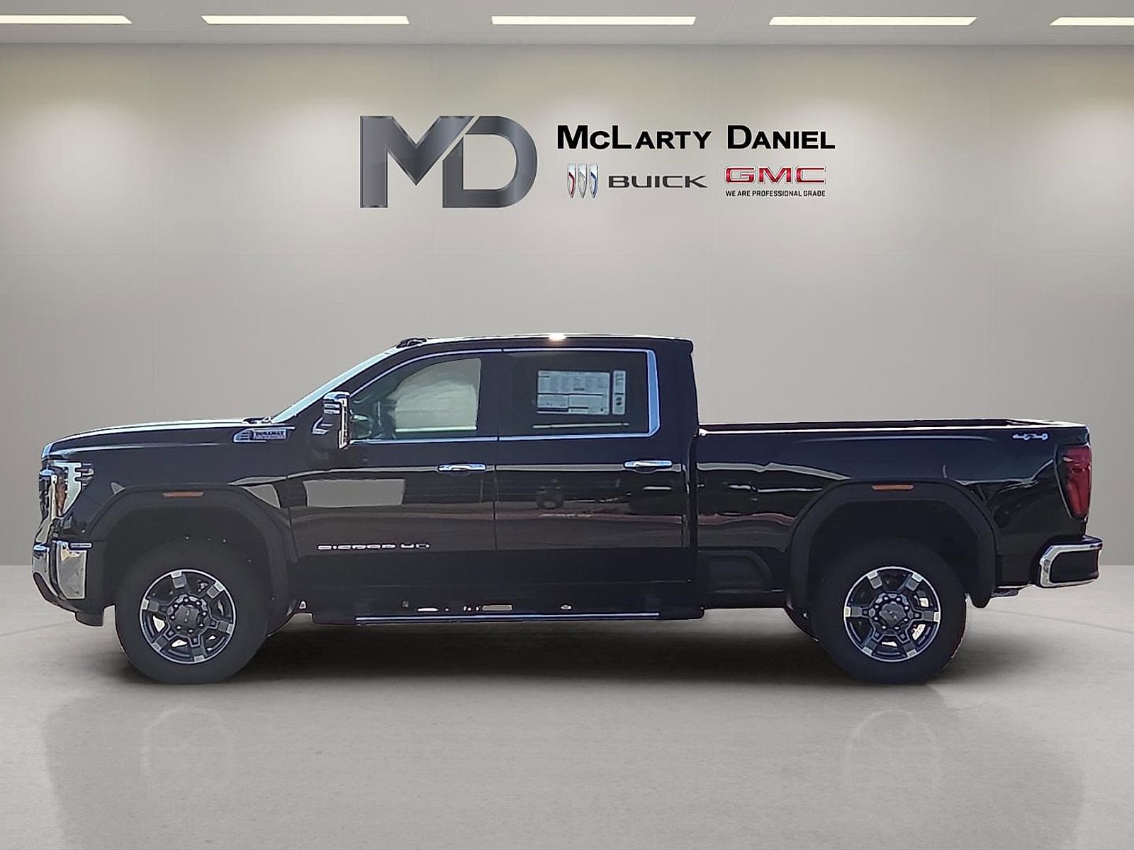 New 2025 GMC Sierra 2500 SLT w/ SLT Convenience Package AWD/4WD image 3