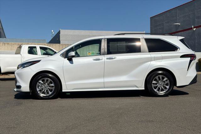 Certified 2023 Toyota Sienna XLE FWD image 9
