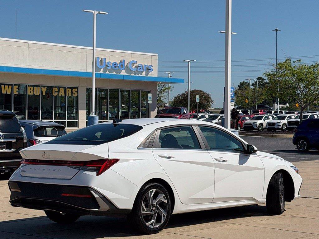 Used 2025 Hyundai Elantra SEL FWD image 5